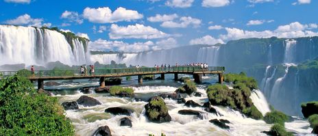 Iguaçu-Wasserfälle an der Grenze zu Argentinien mit Stegen und dichtem Regenwald