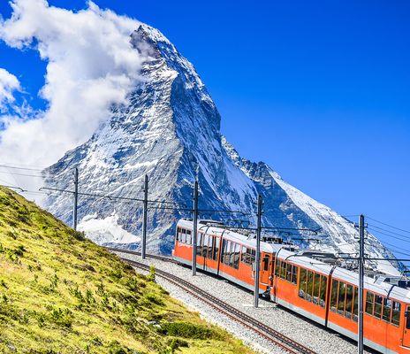 Zug vorm Matterhorn in der Schweiz