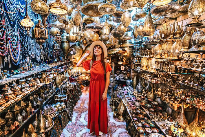 Blick auf eine Frau die auf dem Markt in Marrakesch ist