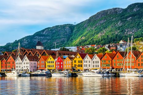 Traditionelle norwegische Hütten am Hafen von Bergen