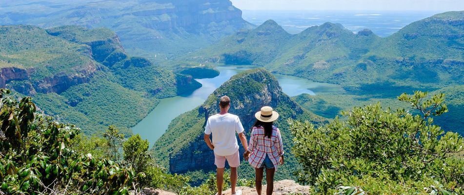 Ein Paar steht am Blyde River Canyon