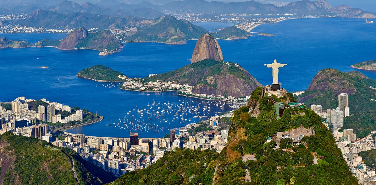 Christusstatue Cristo Redentor über Rio de Janeiro mit Blick auf den Zuckerhut und die Guanabara-Bucht