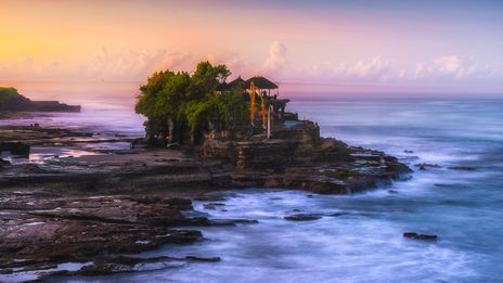 Der Tanah Lot Meerestempel auf Bali bei Sonnenuntergang