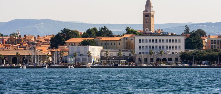 Küstenstadt Koper mit Hafen, Kirchturm und Blick über die Adria