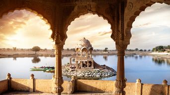 Tempel am Seeufer in Rajasthan bei Sonnenuntergang