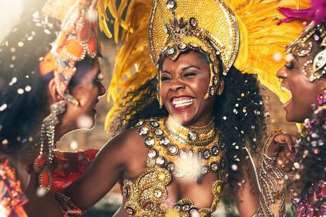 Verkleidete Menschen in Kostümen beim Karneval in Rio