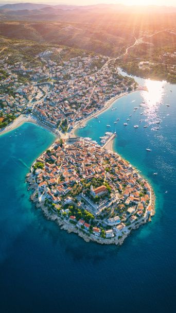 Luftaufnahme von einem Dorf in Kroatien
