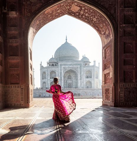 Frau vor Taj Mahal in Indien