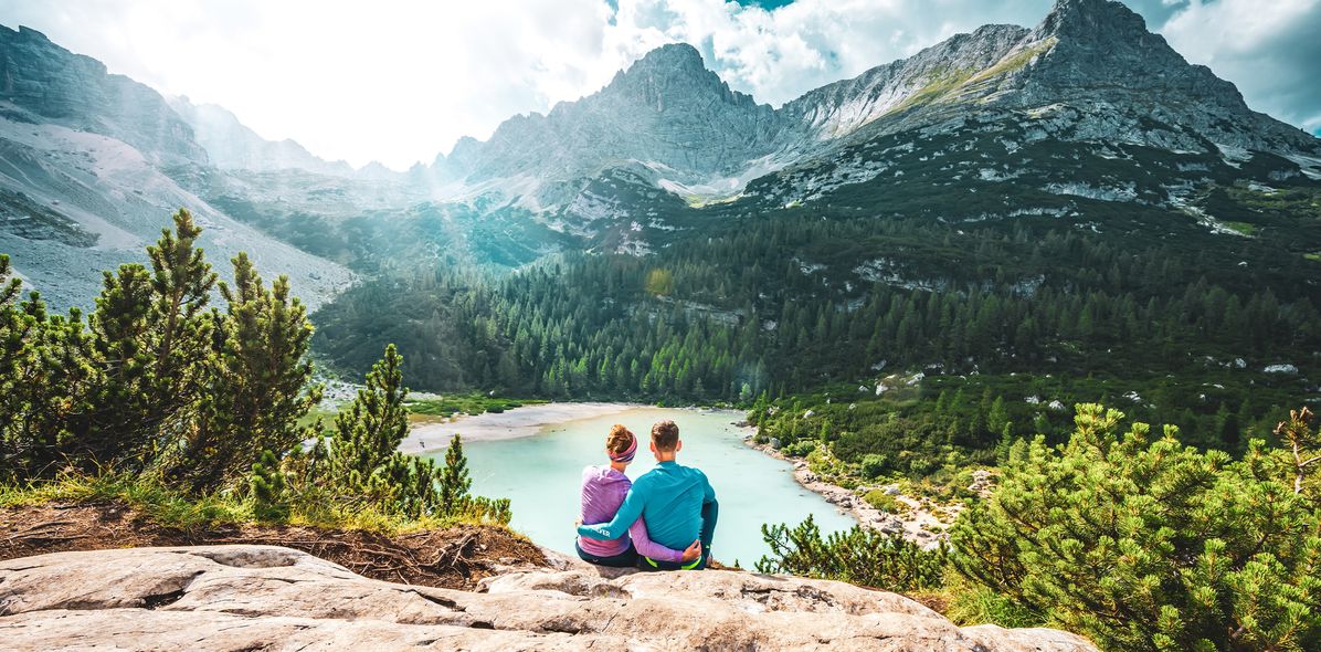 Paar vor Bergpanorama in den Dolomiten