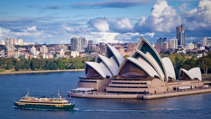 Ein Boot am Strand von Saranda in Albanien
