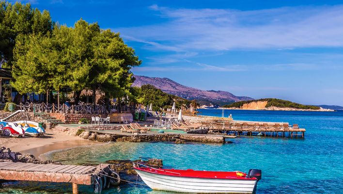 Ein Boot am Strand von Saranda in Albanien