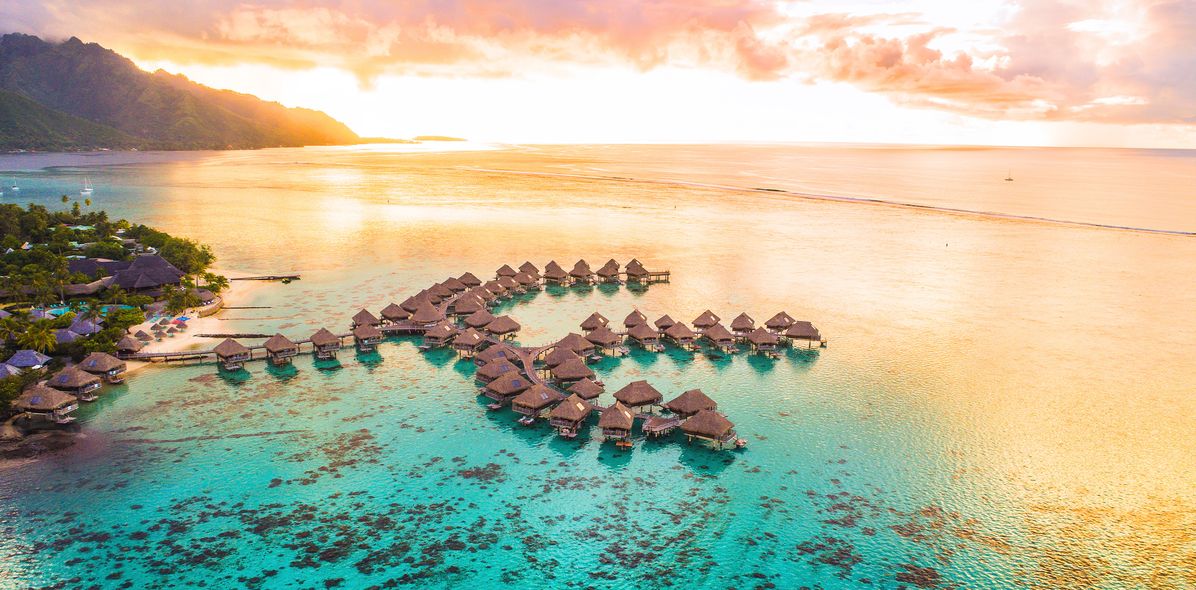 Hotelanlage in Moorea auf Tahiti auf den Französischen Polynesien im Pazifik