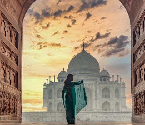 Frau vor Taj Mahal in Indien