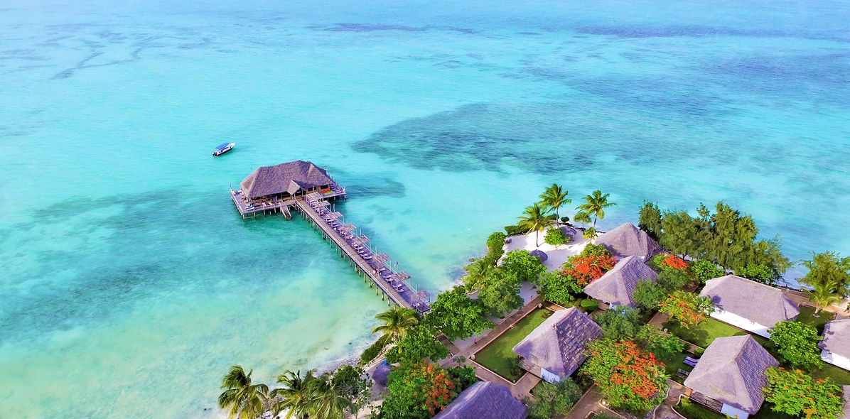 Luftansicht auf den Steg und die Häuser des Reef & Beach Resorts auf der Insel Sansibar, Tansania
