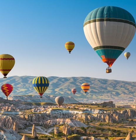 Landschaft mit Heißluftballons