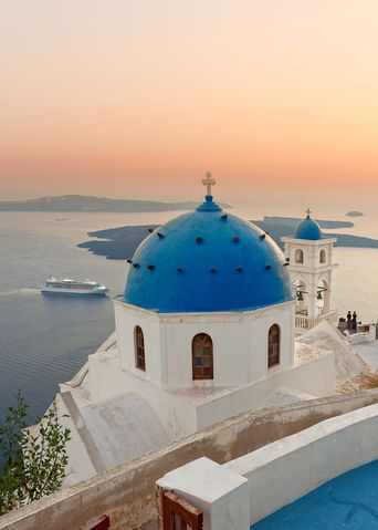 Kreuzfahrtschiff vor Santorini