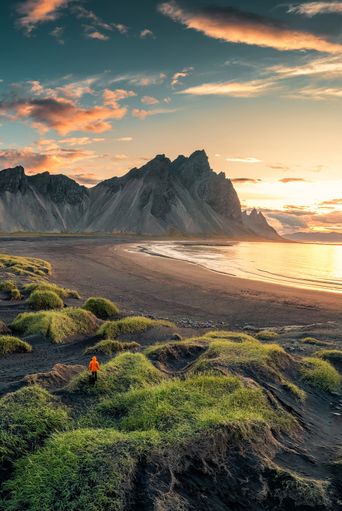 Weitläufiger Blick auf den schwarzen Strand in Stokksnes während der Abenddämmerung auf Island