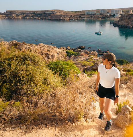 Eine Frau wandert durch den Il-Majjistral Nature & History Park auf Malta