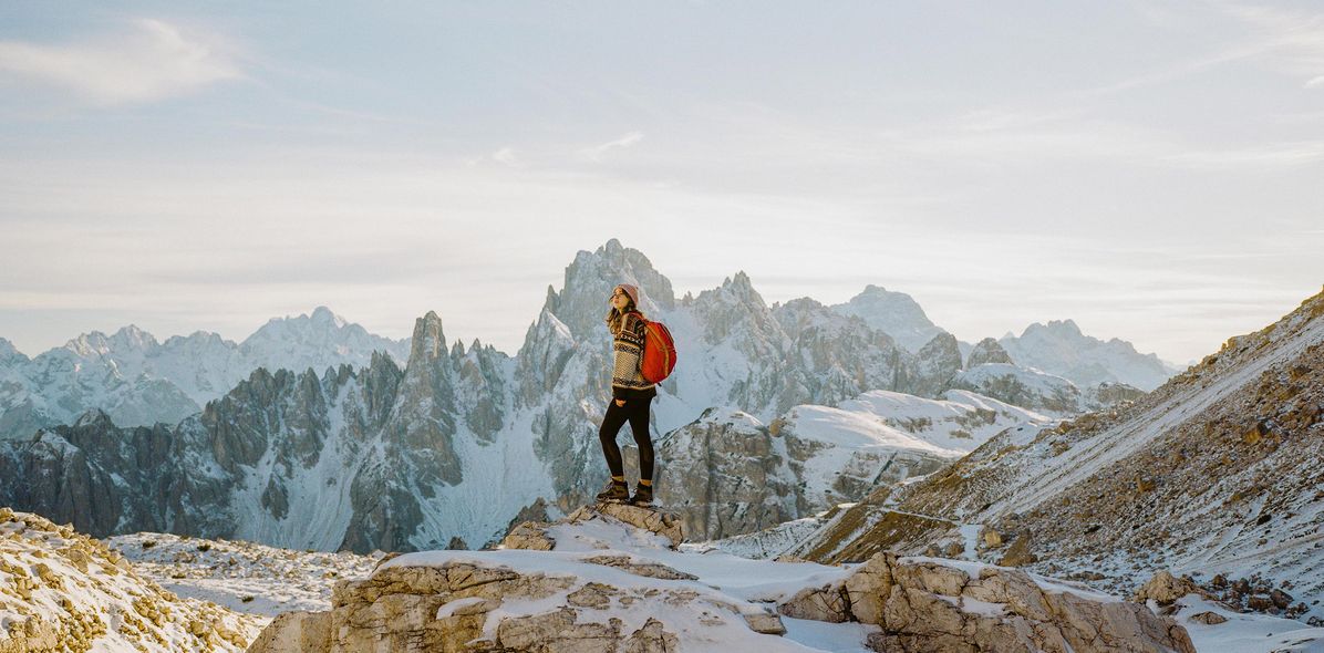 Frau bei einer winterlichen Wanderung in den Dolomiten, Italien