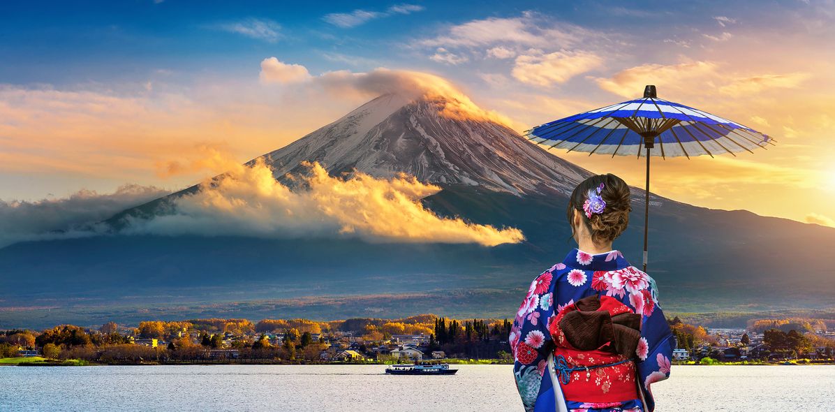 Asiatin in Tracht vor dem Mount Fuji