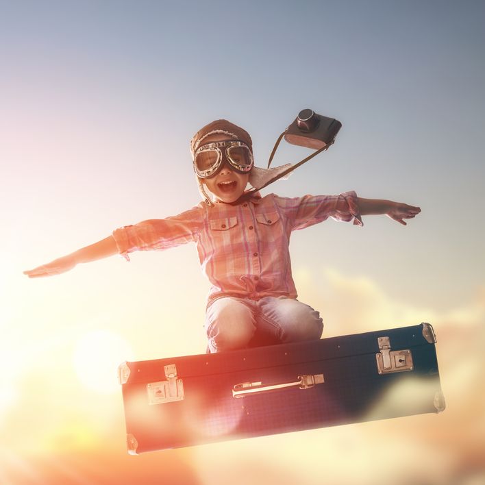 Junge auf fliegendem Koffer