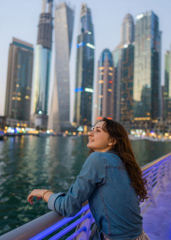 Frau vor der Skyline von Dubai