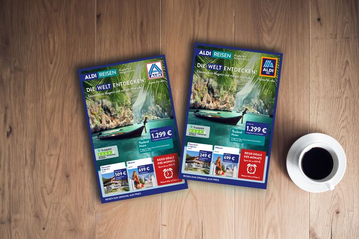 Titelblätter des ALDI Reisemagazins Nord & Süd vom April 2026 auf einem Tisch neben einer Tasse Kaffee