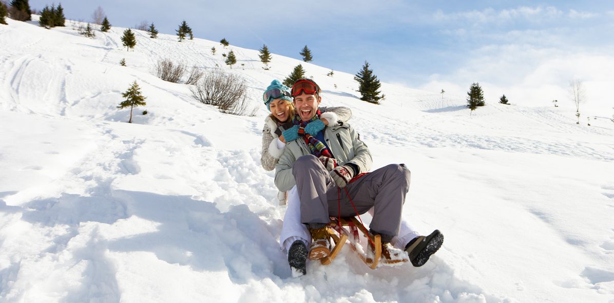 Schlitten mit Menschen in Winterkulisse