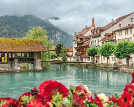 Zugreise durch die Schweizer Alpen