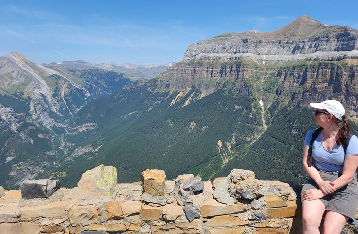 Unsere Mitarbeiterin Julia bei einer Wanderung im Nationalpark Ordesa y Monte Perdido
