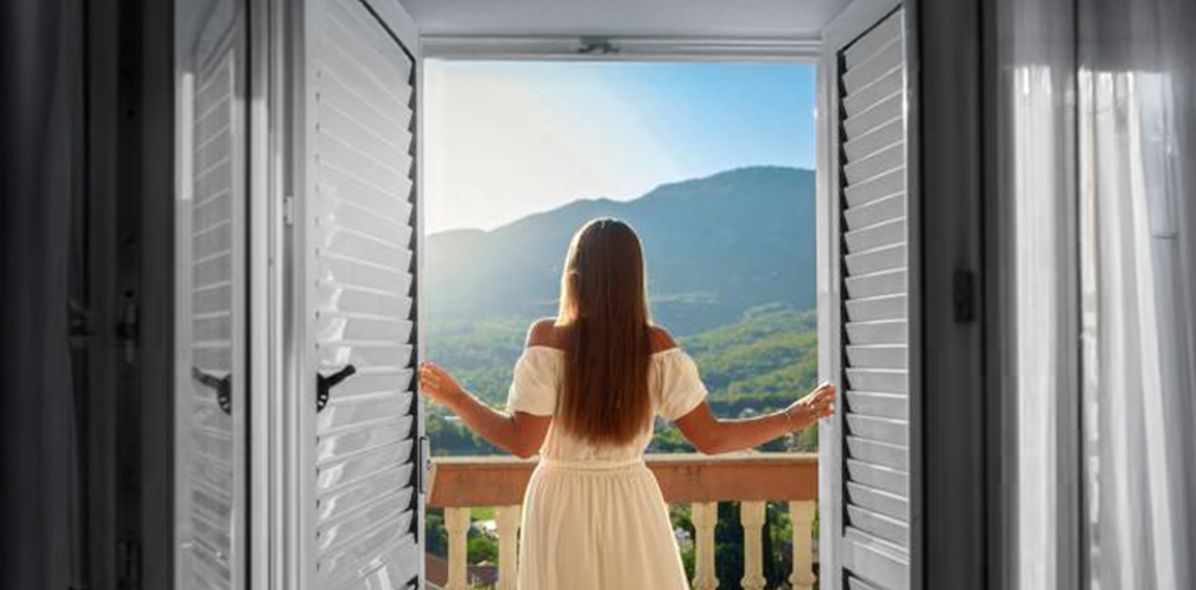 Frauen beim Shopping in der Black Week