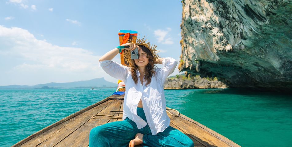 Frau auf Boot in Thailand