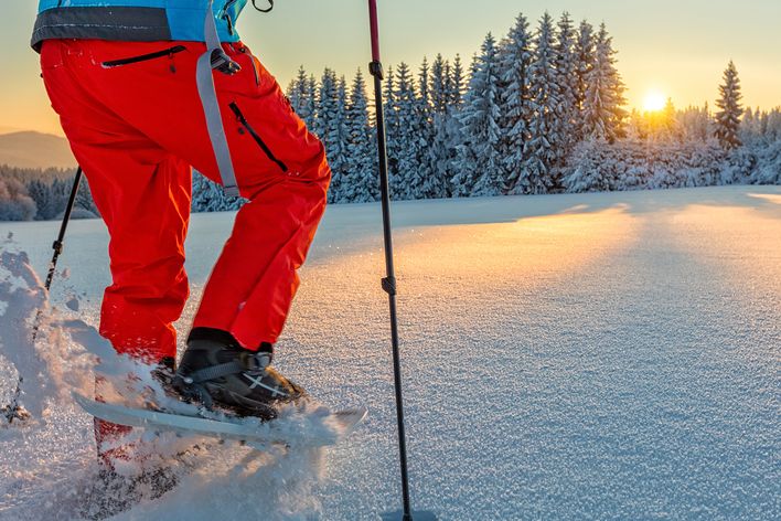 Schneewanderung bei Sonnenuntergang