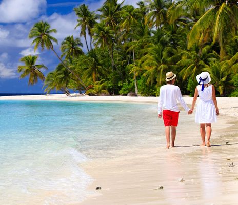 Paar beim Spaziergang am Strand