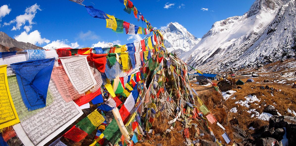 Mount Everest und Fahnen