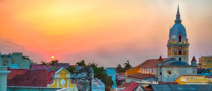 Altstadt von Cartagena bei Sonnenuntergang mit Kirche und bunten Dächern