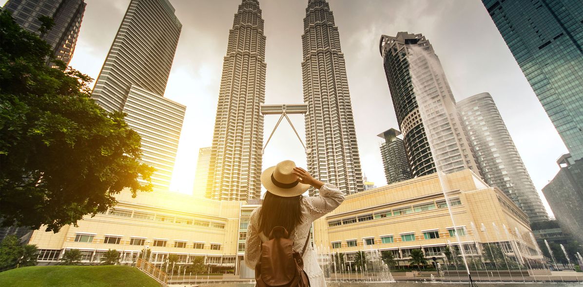 Frau vor den Petronas Zwillingstürmen in Kuala Lumpur