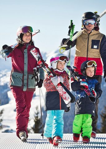 Familie beim Skifahren in Saalbach-Hinterglemm