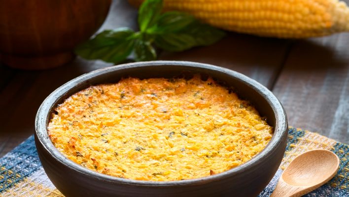 Pastel de Choclo, ein traditioneller chilenischer Maisauflauf, wird goldbraun in einer Tonschale serviert