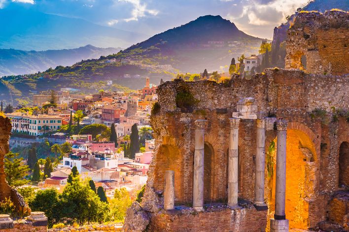 Antikes Theater in Taormina bei Sonnenuntergang auf Sizilien
