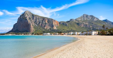 San Vito lo Capo Strand mit Bergkulisse und hellem Sand