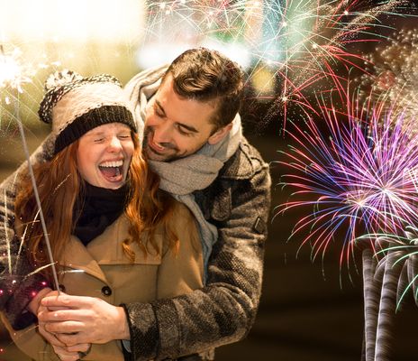 Ein Paar feiert Silvester