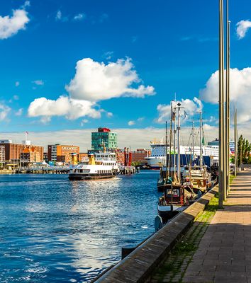Hafen von Kiel mit Segelschiffen und Promenade