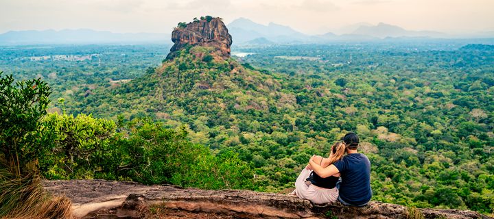 Reisendes Paar genießt den Blick auf die Felsenfestung Sigiriya, ein UNESCO-Weltkulturerbe in Sri Lanka