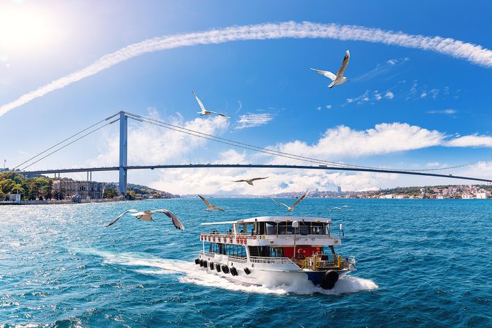 Boot auf dem Bosporus mit Blick auf die Bosporus-Brücke in Istanbul