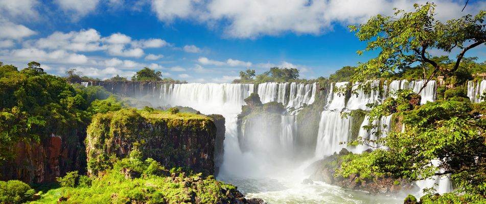 Tosende Iguaçu-Wasserfälle mit dichter Vegetation und mächtigen Wassermassen