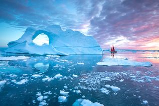 Eisberg und Boot in Grönland