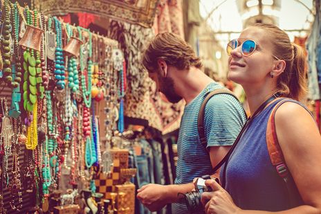 Paar schlendert über einen Markt in Israel