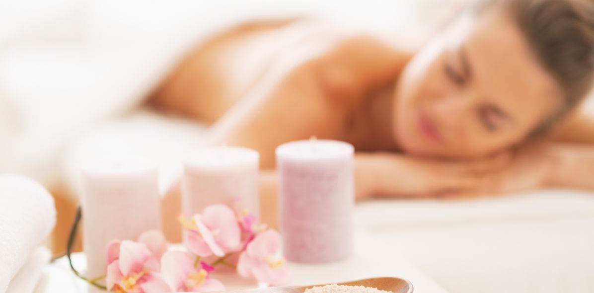 Frau bei Massage im Wellnessurlaub
