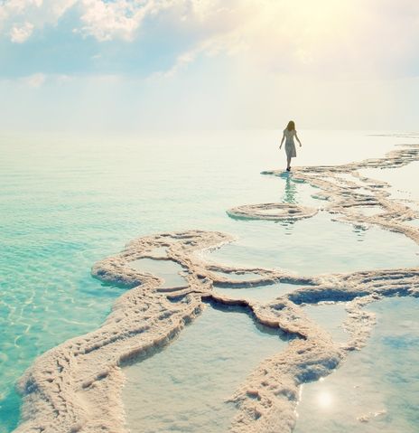 Frau im Toten Meer